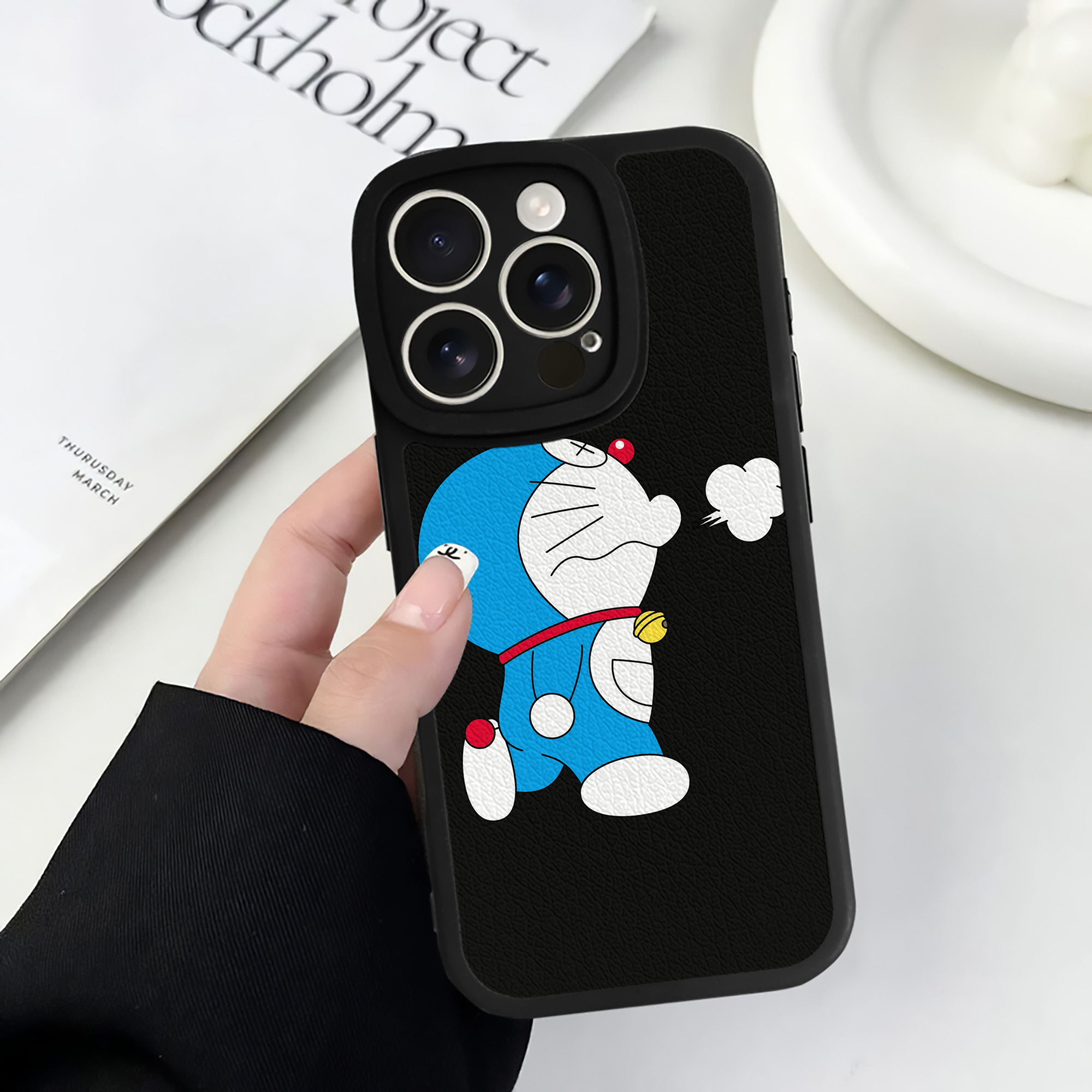 （画像用） ドラえもん Doraemon 【iPhone 16シリーズ対応】シリコンスマホケース（レザー調） 材質：シリコン